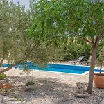 Casa de Férias Three-bedroom In Lozovac