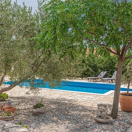 Feriehus Three-bedroom In Lozovac