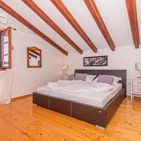 Three-bedroom In Feriehus