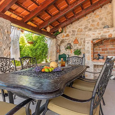 Three-bedroom In Feriehus Lozovac