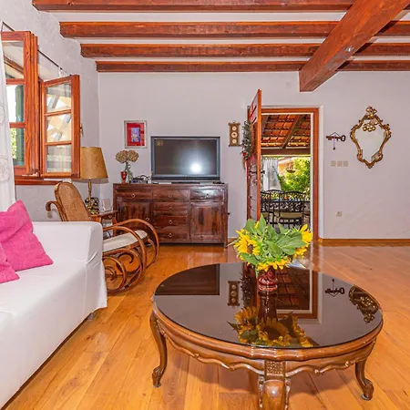 Three-bedroom In Feriehus *