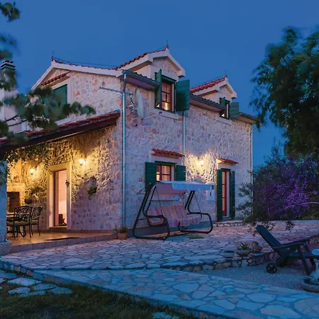 Vikendica Three-bedroom In *