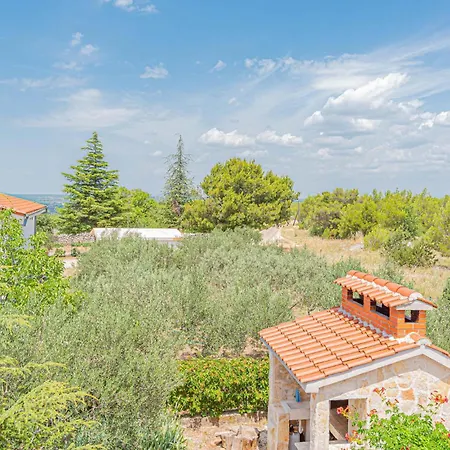 בית נופש Three-bedroom In לוזובאק