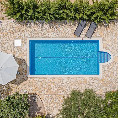 Three-bedroom In Vikendica