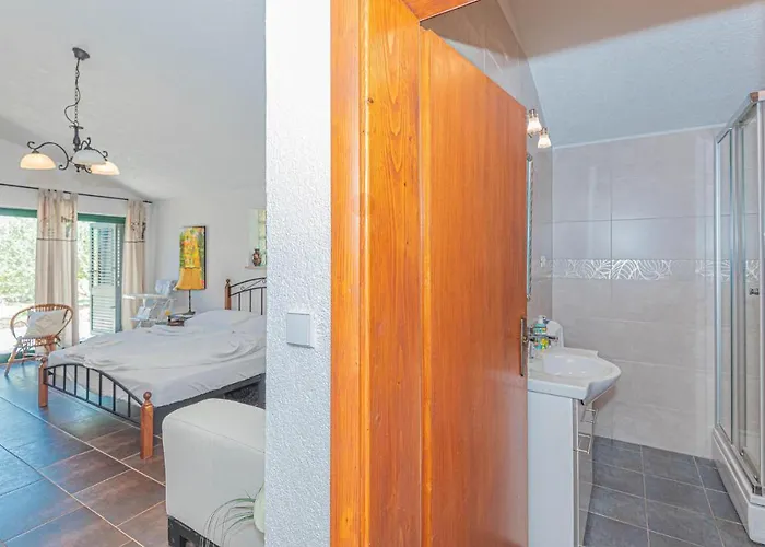 Three-bedroom In Vikendica