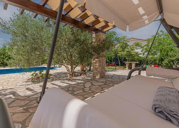 Three-bedroom In Vikendica