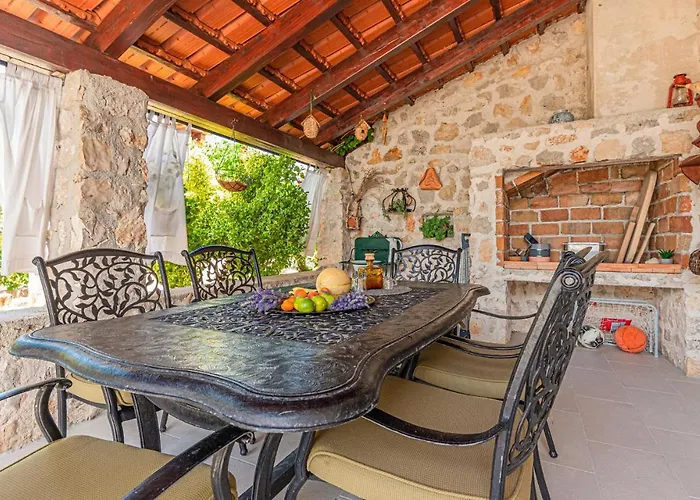 Three-bedroom In Vikendica Lozovac