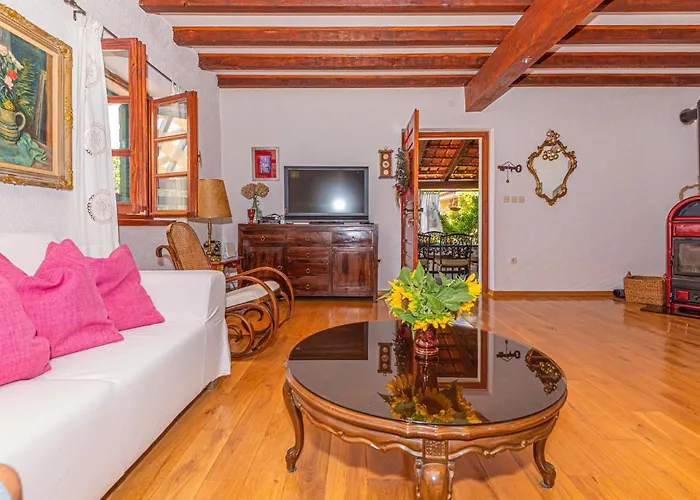 Three-bedroom In Vikendica *