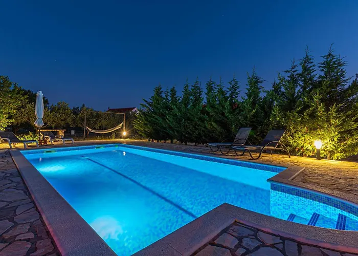 Vikendica Three-bedroom In *