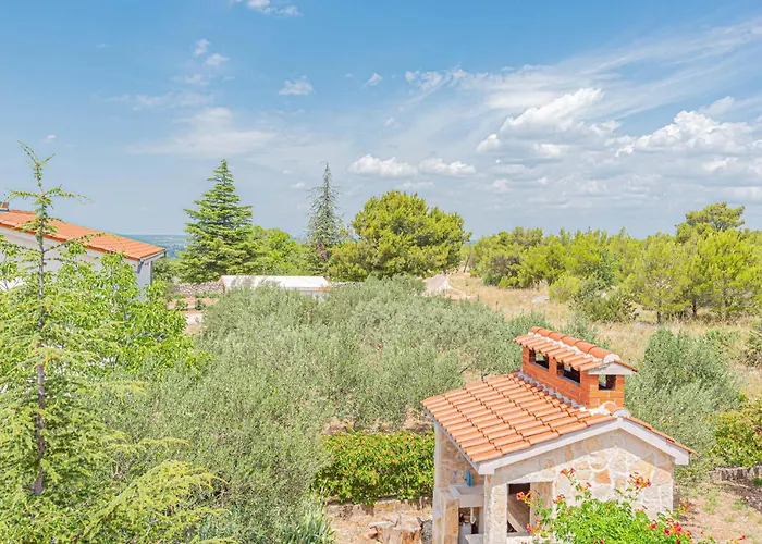 Ferienhaus Three-bedroom In Lozovac