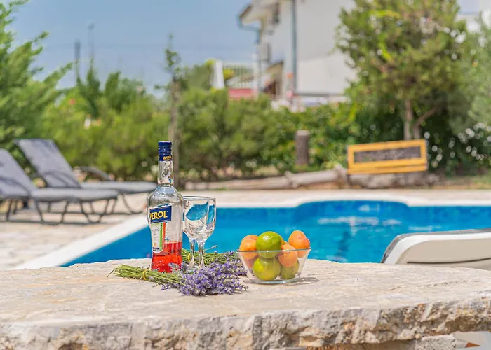 Vikendica Three-bedroom In *